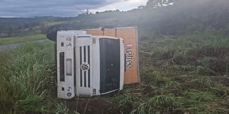 Tombamento de caminhão é registrado nas proximidades do Trevão em Formiga