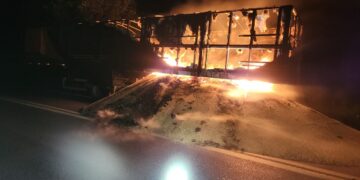 Carreta carregada de soja pega fogo na BR-354 e parte da carga fica espalhada na pista em Formiga