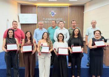 Câmara de Córrego Fundo entrega título Mulher Cidadã em solenidade especial