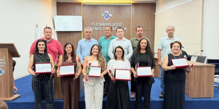 Câmara de Córrego Fundo entrega título Mulher Cidadã em solenidade especial