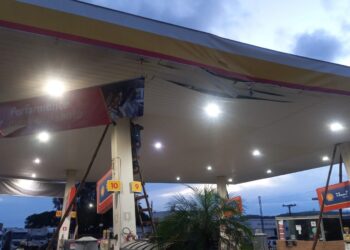 Caminhão caçamba atinge estrutura de posto de combustíveis e causa risco de desabamento em Formiga; local é interditado