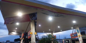 Caminhão caçamba atinge estrutura de posto de combustíveis e causa risco de desabamento em Formiga; local é interditado