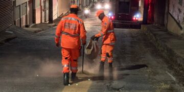 Bombeiros atuam para eliminar risco de acidentes após derramamento de substância escorregadia no bairro Santa Tereza, em Formiga