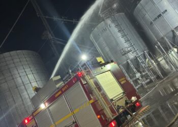 Incêndio atinge estrutura de armazenagem de soja na MG-354 em Arcos
