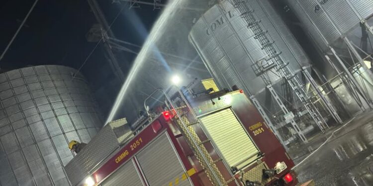 Incêndio atinge estrutura de armazenagem de soja na MG-354 em Arcos