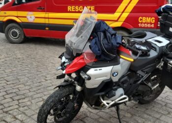 Colisão entre moto e caminhão em cruzamento na MG-050 deixa idoso ferido em Formiga