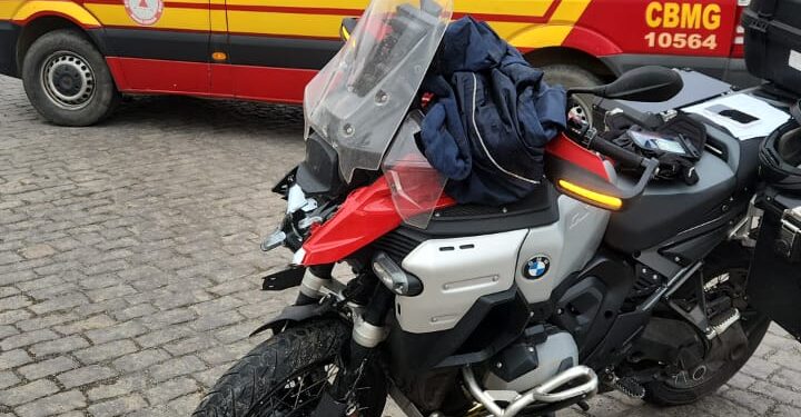 Colisão entre moto e caminhão em cruzamento na MG-050 deixa idoso ferido em Formiga