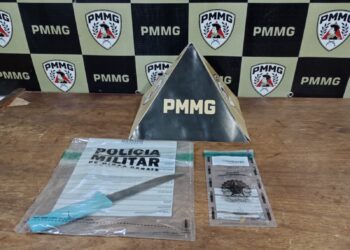 Dois homens são presos com droga e faca durante abordagem da Polícia Militar em Arcos