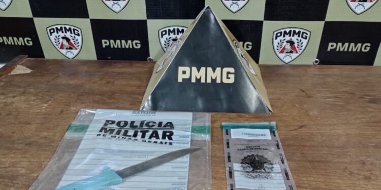 Dois homens são presos com droga e faca durante abordagem da Polícia Militar em Arcos