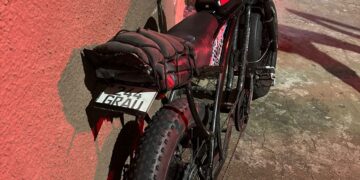 Após transitar em zigue-zague e invadir a contramão, homem que pilotava bicicleta elétrica é preso pela PM