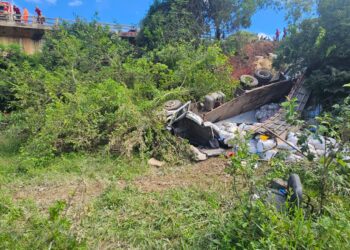 Capotamento na BR-354, em Formiga: entenda como foi o resgate do condutor de 22 anos