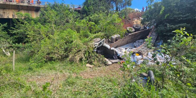 Capotamento na BR-354, em Formiga: entenda como foi o resgate do condutor de 22 anos