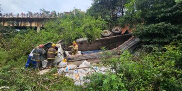 Capotamento na BR-354, em Formiga: entenda como foi o resgate do condutor de 22 anos