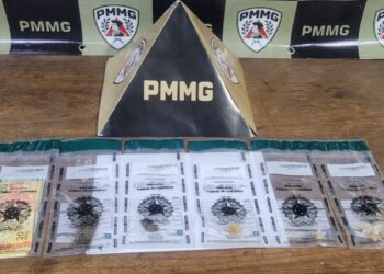 Casa usada para tráfico de drogas é alvo de operação policial em Arcos; três suspeitos são presos