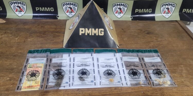 Casa usada para tráfico de drogas é alvo de operação policial em Arcos; três suspeitos são presos