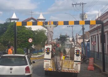 Pórticos limitadores de altura são instalados no entorno da Igreja Matriz São Vicente Férrer