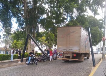 Caminhão derruba pórtico recém-instalado no entorno da Matriz; colisão levanta questionamentos sobre falta de sinalização