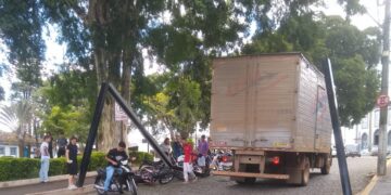 Caminhão derruba pórtico recém-instalado no entorno da Matriz; colisão levanta questionamentos sobre falta de sinalização