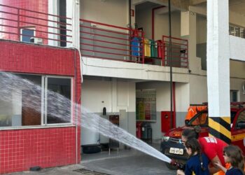 Alunos do CAIC participam de visita guiada ao Corpo de Bombeiros em Formiga