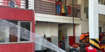 Alunos do CAIC participam de visita guiada ao Corpo de Bombeiros em Formiga
