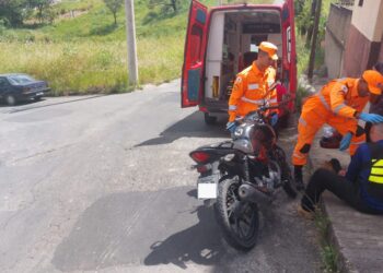 Motociclista sofre ferimentos e é encaminhado à UPA após colidir com carro no bairro Mangabeiras em Formiga