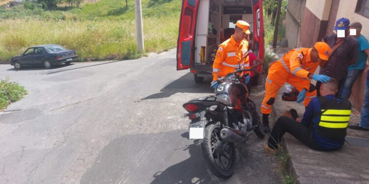 Motociclista sofre ferimentos e é encaminhado à UPA após colidir com carro no bairro Mangabeiras em Formiga