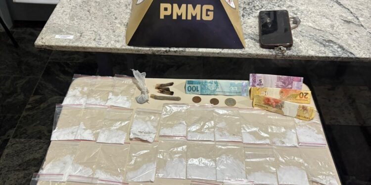 Polícia Militar prende mulher por tráfico de drogas em Itapecerica