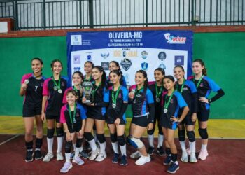 Jovens atletas de Formiga garantem segundo lugar em torneio de voleibol em Oliveira