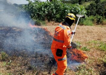 Corpo de Bombeiros combate incêndio em vegetação na zona rural de Arcos