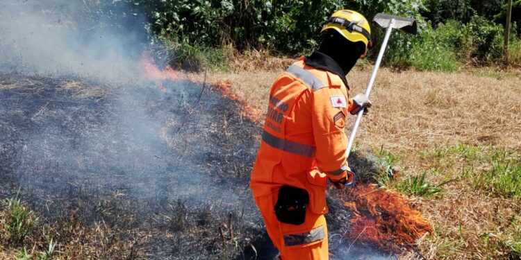 Corpo de Bombeiros combate incêndio em vegetação na zona rural de Arcos