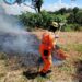Corpo de Bombeiros combate incêndio em vegetação na zona rural de Arcos