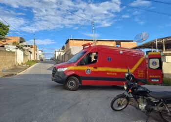Mulher de 45 anos fica ferida após cair de moto no bairro José Honorato de Castro