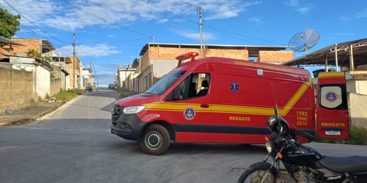 Mulher de 45 anos fica ferida após cair de moto no bairro José Honorato de Castro