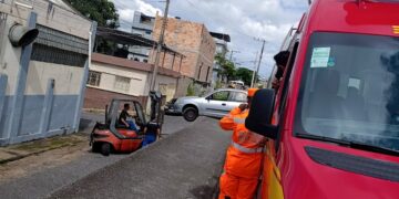 Carro fica pendurado em calçada após acidentes nas proximidades do Posto São Vicente