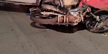 Colisão entre carro e moto deixa três feridos na avenida Geraldo Almeida