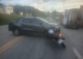 Jovem é levado ao Pronto Atendimento após colisão entre carro e moto