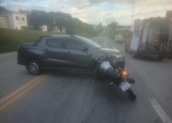 Jovem é levado ao Pronto Atendimento após colisão entre carro e moto