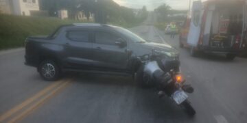Jovem é levado ao Pronto Atendimento após colisão entre carro e moto