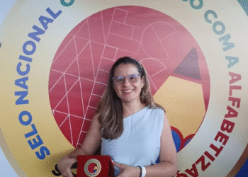 Gestão Municipal de Pains recebe ‘Selo Nacional Compromisso com a Alfabetização’ em Brasília