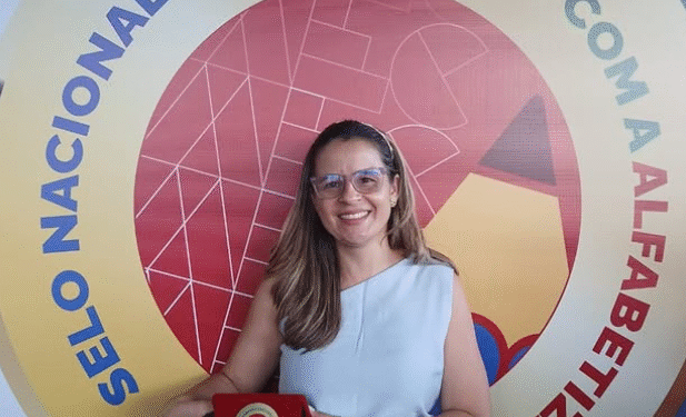 Gestão Municipal de Pains recebe ‘Selo Nacional Compromisso com a Alfabetização’ em Brasília