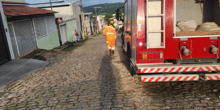 Equipe de salvamento atua na contenção de mancha de óleo para evitar acidentes no trânsito
