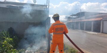 Incêndio em terreno mobiliza bombeiros e ameaça residência na tarde desta quarta-feira