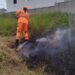 Incêndio em lote vago mobiliza Corpo de Bombeiros no bairro Dom Couto, em Formiga