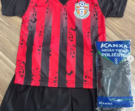 Escolinha “Mãos Dadas pelo Esporte” disponibiliza novos uniformes a partir de segunda