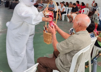 Grupo da melhor idade de Córrego Fundo recebe coelhinho da Páscoa