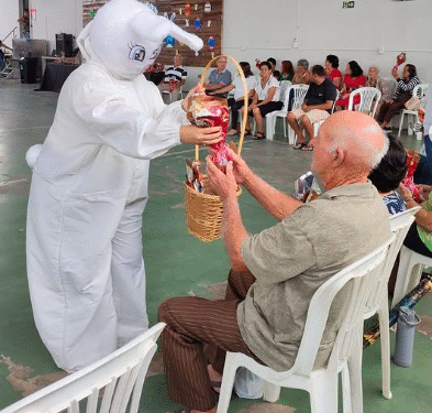 Grupo da melhor idade de Córrego Fundo recebe coelhinho da Páscoa