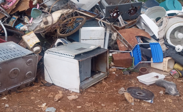 Mutirão contra a dengue recolhe cinco caminhões de entulho em Córrego Fundo