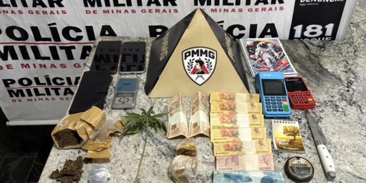 Dupla é presa por tráfico de drogas após ação da Polícia Militar em Itapecerica