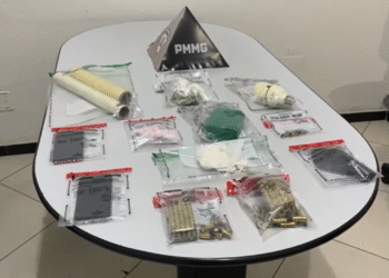 Menino de 3 anos é deixado sozinho em casa com drogas e munições em MG