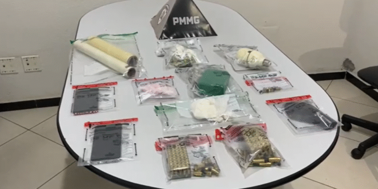 Menino de 3 anos é deixado sozinho em casa com drogas e munições em MG